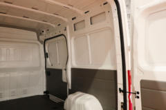 东风股份 御风 136马力 短轴中顶 3座 2.5T封闭货车