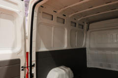 东风股份 御风 136马力 短轴中顶 3座 2.5T封闭货车