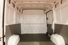 东风股份 御风 136马力 短轴中顶 3座 2.5T封闭货车