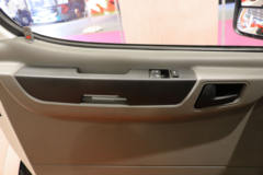 东风股份 御风 136马力 短轴中顶 3座 2.5T封闭货车