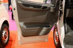 东风股份 御风 136马力 短轴中顶 3座 2.5T封闭货车