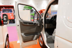 东风股份 御风 136马力 短轴中顶 3座 2.5T封闭货车