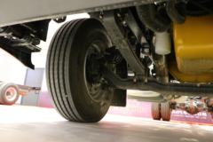 东风柳汽 乘龙H5中卡 240马力 4X2 6.8米栏板载货车(LZ1182M3AB)