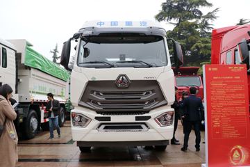 中国重汽 豪沃N7G重卡 轻量化 460马力 6X4 CNG牵引车(ZZ4257V424JF1C)