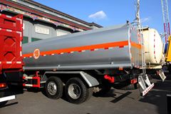 福田 欧曼ETX 260马力 8X2 油罐车(ETX-2200高顶驾驶室)