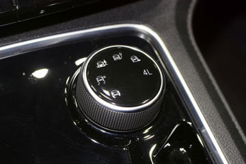 ���� ��9 2019�� ������ 2.0T���� 220���� 6���ֶ� ���� ˫��SUV������Ƥ��ͼƬ