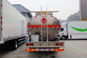 德龙M6000&nbsp;油罐车外观图片