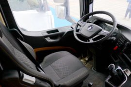 德龙M6000&nbsp;油罐车驾驶室图片