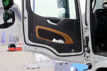 德龙M6000&nbsp;油罐车驾驶室图片