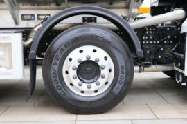 德龙M6000&nbsp;油罐车底盘图片