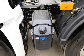 德龙M6000&nbsp;油罐车底盘图片