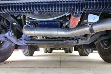 德龙M6000&nbsp;油罐车底盘图片