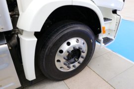 德龙M6000&nbsp;中置轴车辆运输车外观图片