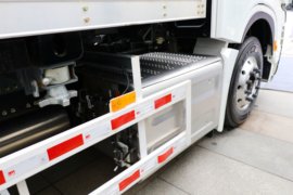 德龙X6000&nbsp;中置轴车辆运输车底盘图片