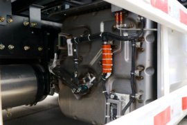 德龙X6000&nbsp;中置轴车辆运输车底盘图片