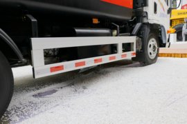 陕汽重卡底盘&nbsp;垃圾运输车底盘图片