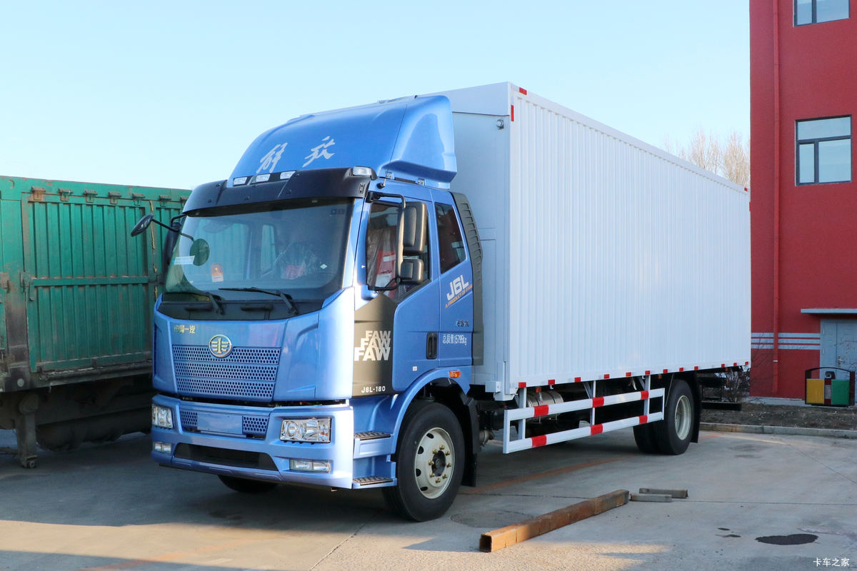 一汽解放 J6L重卡 180马力 4X2 7.6米翼开启厢式载货车