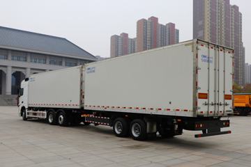 德龙X6000&nbsp;中置轴车辆运输车外观图片