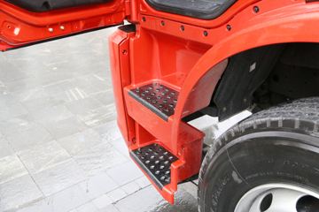 一汽解放 J6L中卡 2019款 领航版 220马力 4X2 6.75米栏板载货车(CA1180P62K1L4E5)驾驶室图片