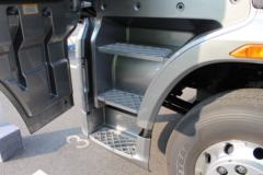 一汽解放 J7重卡 豪华版 550马力 6X4 AMT自动挡牵引车(CA4250P77K25T1E5)
