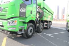 一汽解放 新J6P重卡 440马力 8X4 5.6米LNG渣土自卸车(国六)(CA3310P66M25L1T4E6)