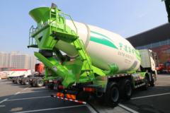 一汽解放 J6L 轻量化版 320马力 8X4 8方混凝土搅拌车(290后桥)(CA5310GJBP62K2T4E5)