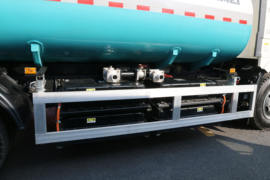 解放J6L&nbsp;清洗车底盘图片