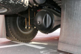 解放J6L&nbsp;清洗车底盘图片