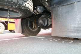 解放J6L&nbsp;清洗车底盘图片