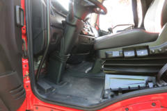 解放 J6L 4X2 18T 7.7米排半纯电动翼开启厢式物流车(CA5180XYKP62L5BEV)218kWh