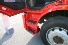 解放 J6L 4X2 18T 7.7米排半纯电动翼开启厢式物流车(CA5180XYKP62L5BEV)218kWh