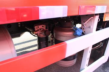 一汽解放 新J6L中卡 寒区版 240马力 4X2 6.8米厢式载货车(国六b)(CA5180XXYP62K1L4E6)图片