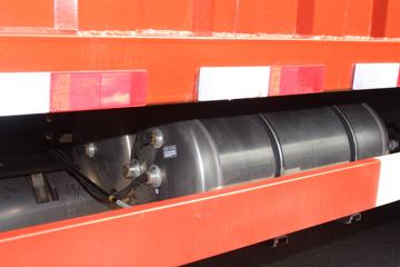 一汽解放 新J6L中卡 寒区版 240马力 4X2 6.8米厢式载货车(国六b)(CA5180XXYP62K1L4E6)图片