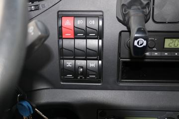 һ����� ��J6P�ؿ� 2020�� 390���� 6X4 5.6����ж��(CA3250P66K2L1T1AE5)ͼƬ