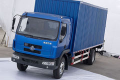 东风柳汽 乘龙609中卡 160马力 4X2 6.75米厢式载货车(LZ5165XXYRAP)