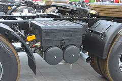 青岛解放 新大威重卡 336马力 6X2 牵引车(轻量化)(CA4226P2K15T3EA80)