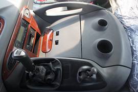 悍威J5M&nbsp;牵引车驾驶室                                               图片