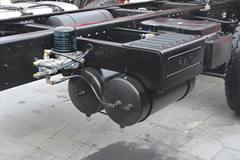 青岛解放 新悍威(J5M)重卡 260马力 8X4 9.5米栏板载货车(CA5311XXYP1K2L7T4EA80-1)