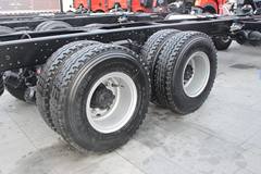 青岛解放 新悍威(J5M)重卡 260马力 8X4 9.5米栏板载货车(CA5311XXYP1K2L7T4EA80-1)