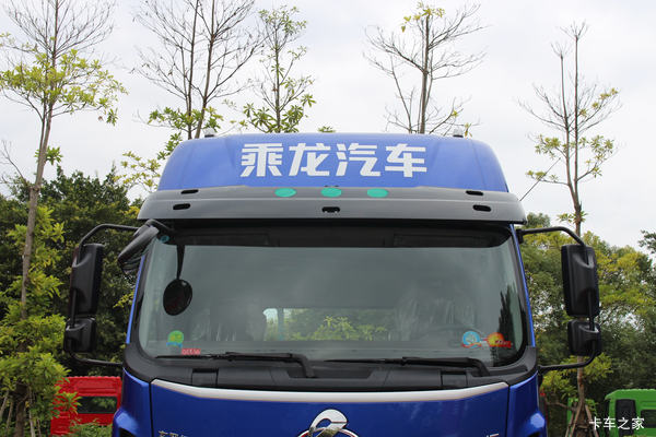买车乘龙送车模,大龙小龙祝您好运连连!