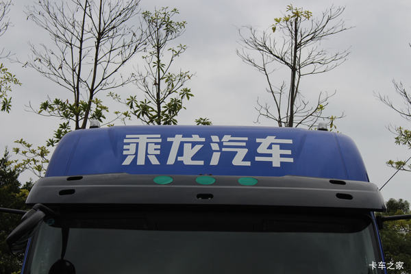 买车乘龙送车模,大龙小龙祝您好运连连!