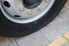 东风柳汽 乘龙H5中卡 200马力 4X2 排半厢式载货车底盘(LZ5180XXYM3AB)