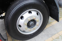 东风柳汽 乘龙H5中卡 200马力 4X2 排半厢式载货车底盘(LZ5180XXYM3AB)