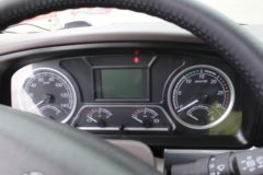 东风柳汽 乘龙H5中卡 200马力 4X2 排半厢式载货车底盘(LZ5180XXYM3AB)