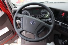 东风柳汽 乘龙H5中卡 200马力 4X2 排半厢式载货车底盘(LZ5180XXYM3AB)