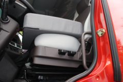 东风柳汽 乘龙H5中卡 200马力 4X2 排半厢式载货车底盘(LZ5180XXYM3AB)