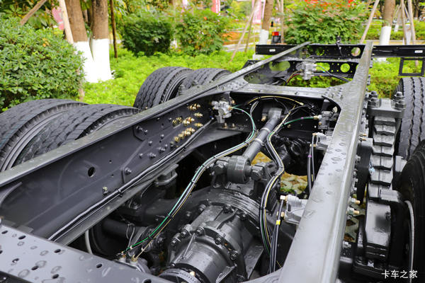 乘龙H7前四后八460马力载货车让利促销中