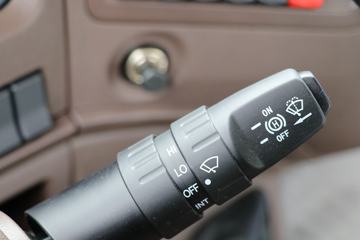 �������� �³���M3�п� 200���� 4X2 6.8����ʽ�ػ���(����)(LZ5180XXYM3AC1)ͼƬ