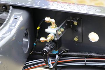 �������� �³���M3�п� 200���� 4X2 6.8����ʽ�ػ���(����)(LZ5180XXYM3AC1)ͼƬ