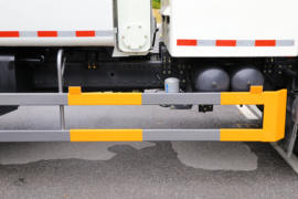 东风柳汽底盘&nbsp;电动垃圾车底盘图片